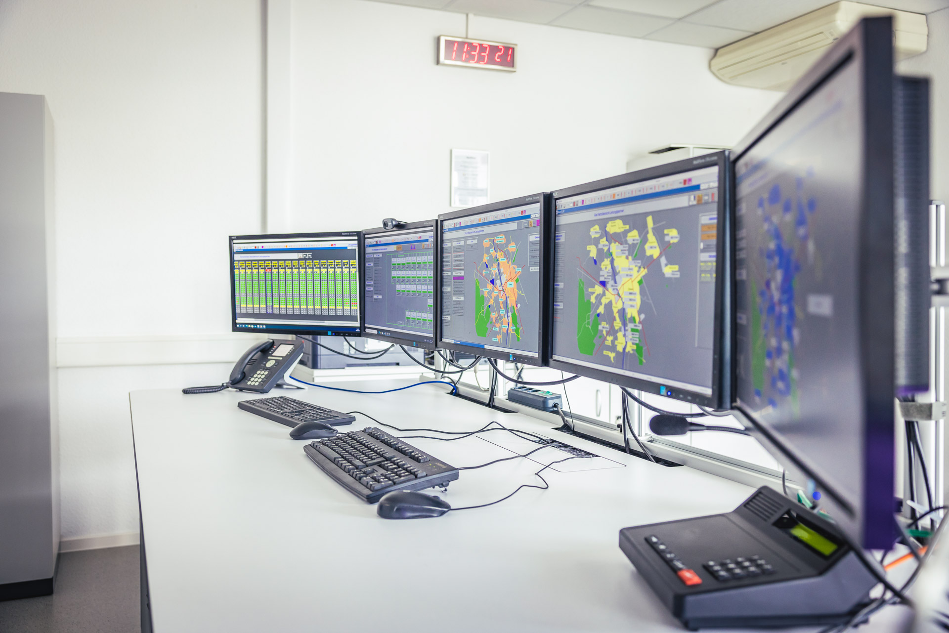 Schreibtisch mit mehreren Monitoren zum abbilden der Verteilungsnetze | Leitungspartner GmbH
