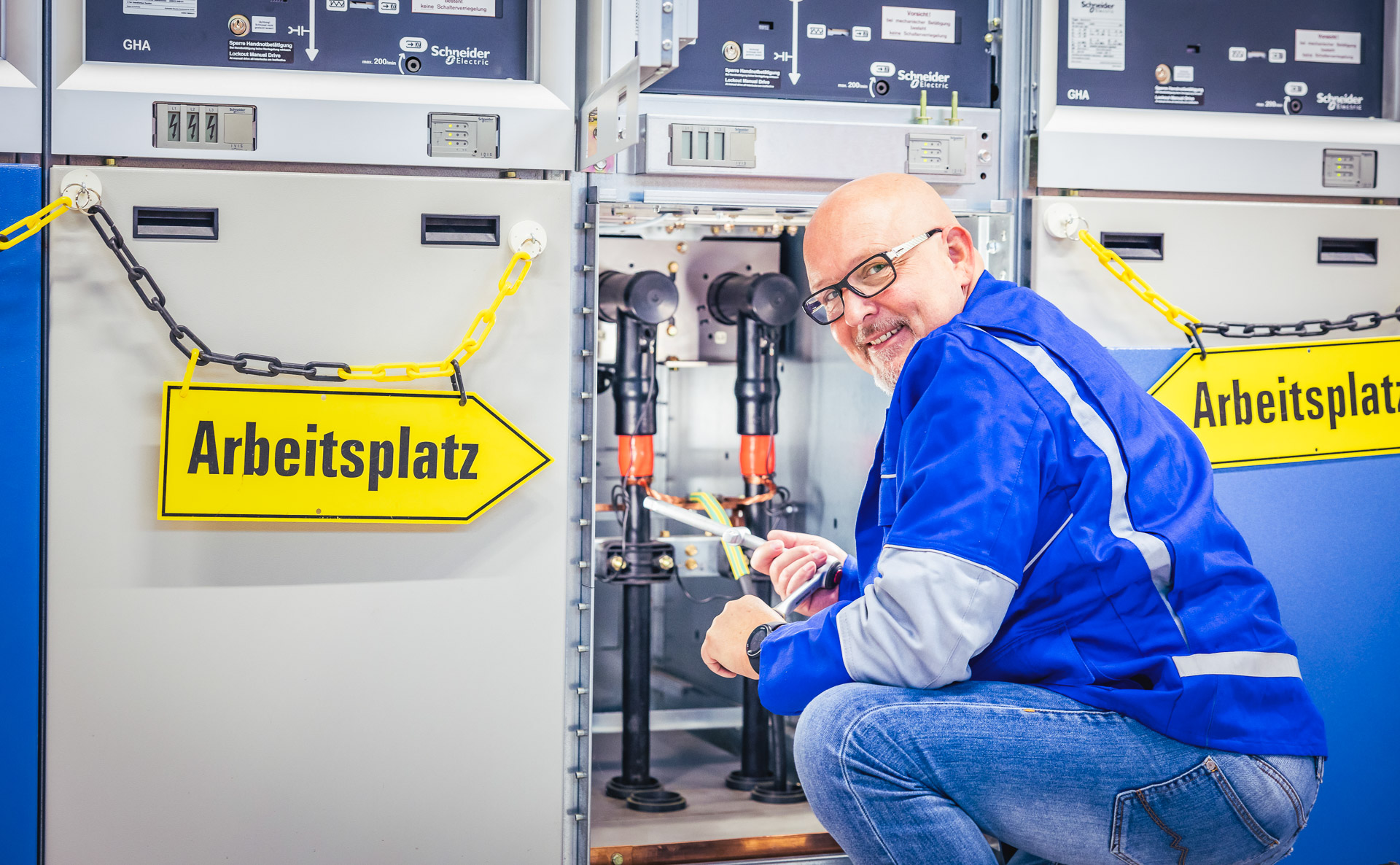Monteur arbeitet an Anlage | Leitungspartner GmbH